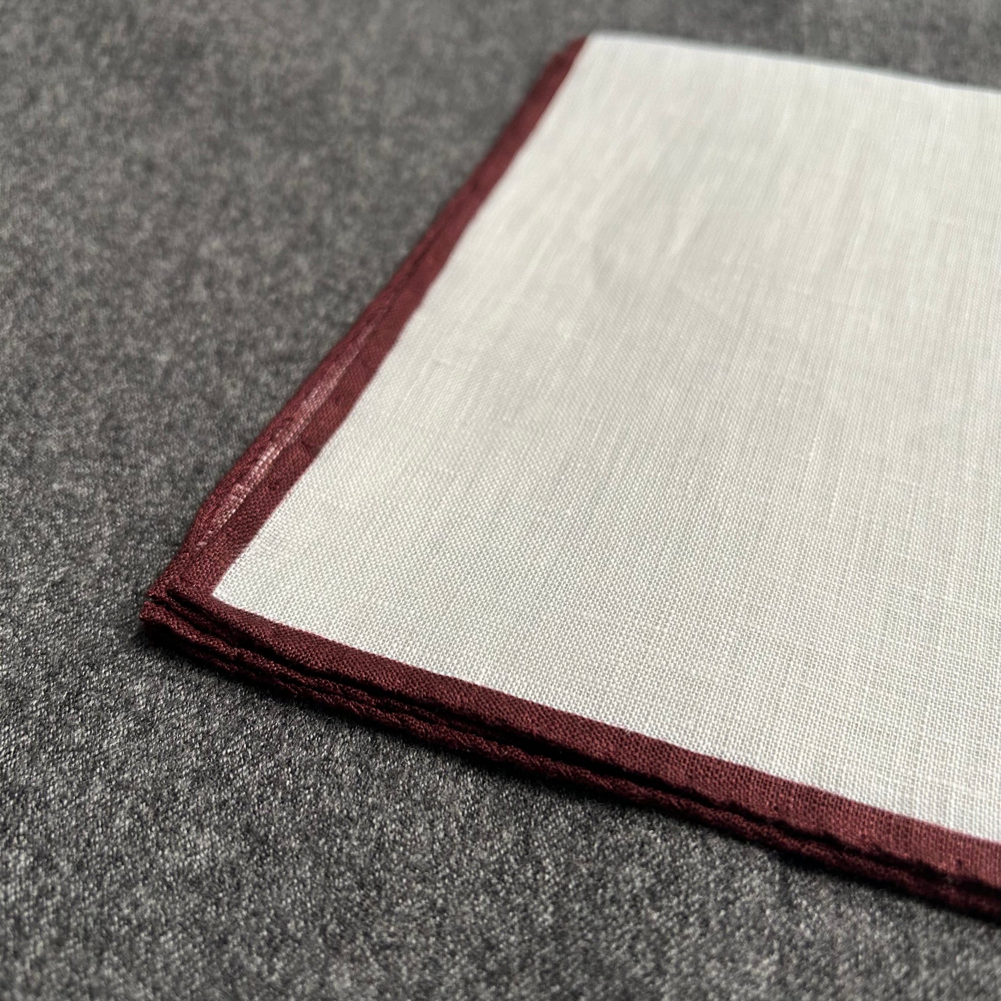 PAÑUELO LINO BLANCO FILO BORDEAUX