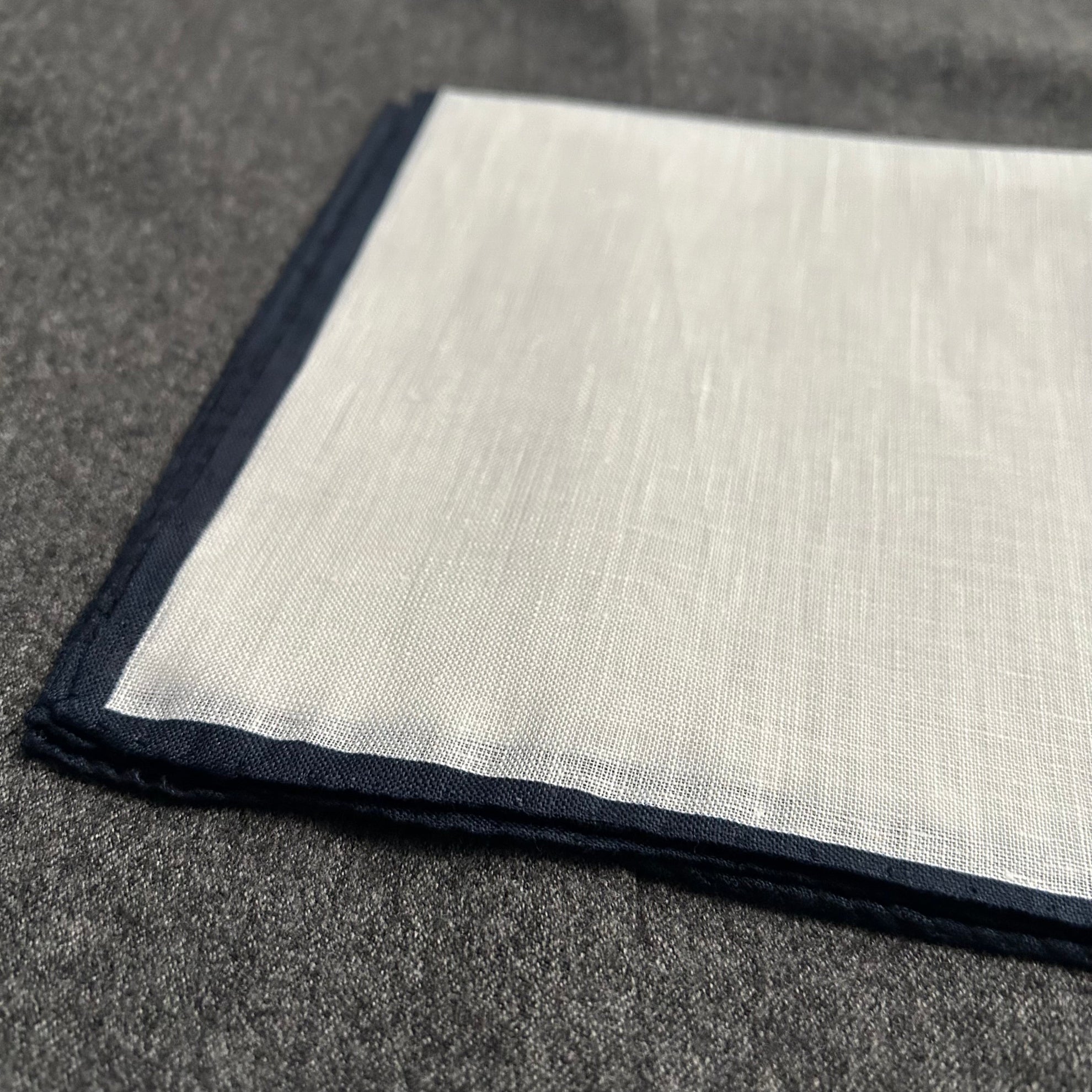 PAÑUELO LINO BLANCO FILO MARINO