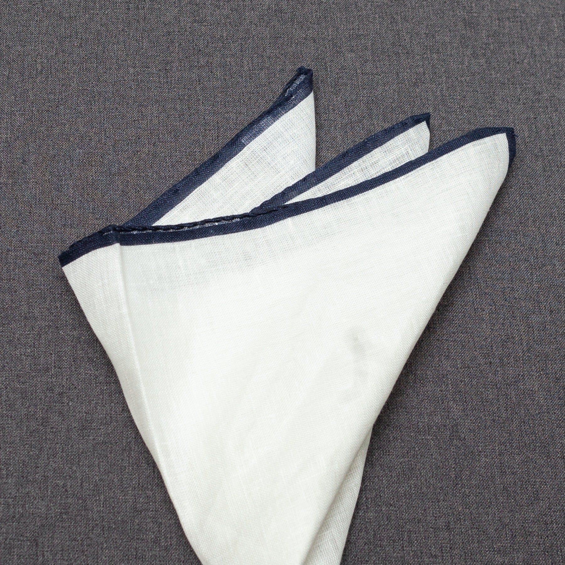 PAÑUELO LINO BLANCO FILO MARINO