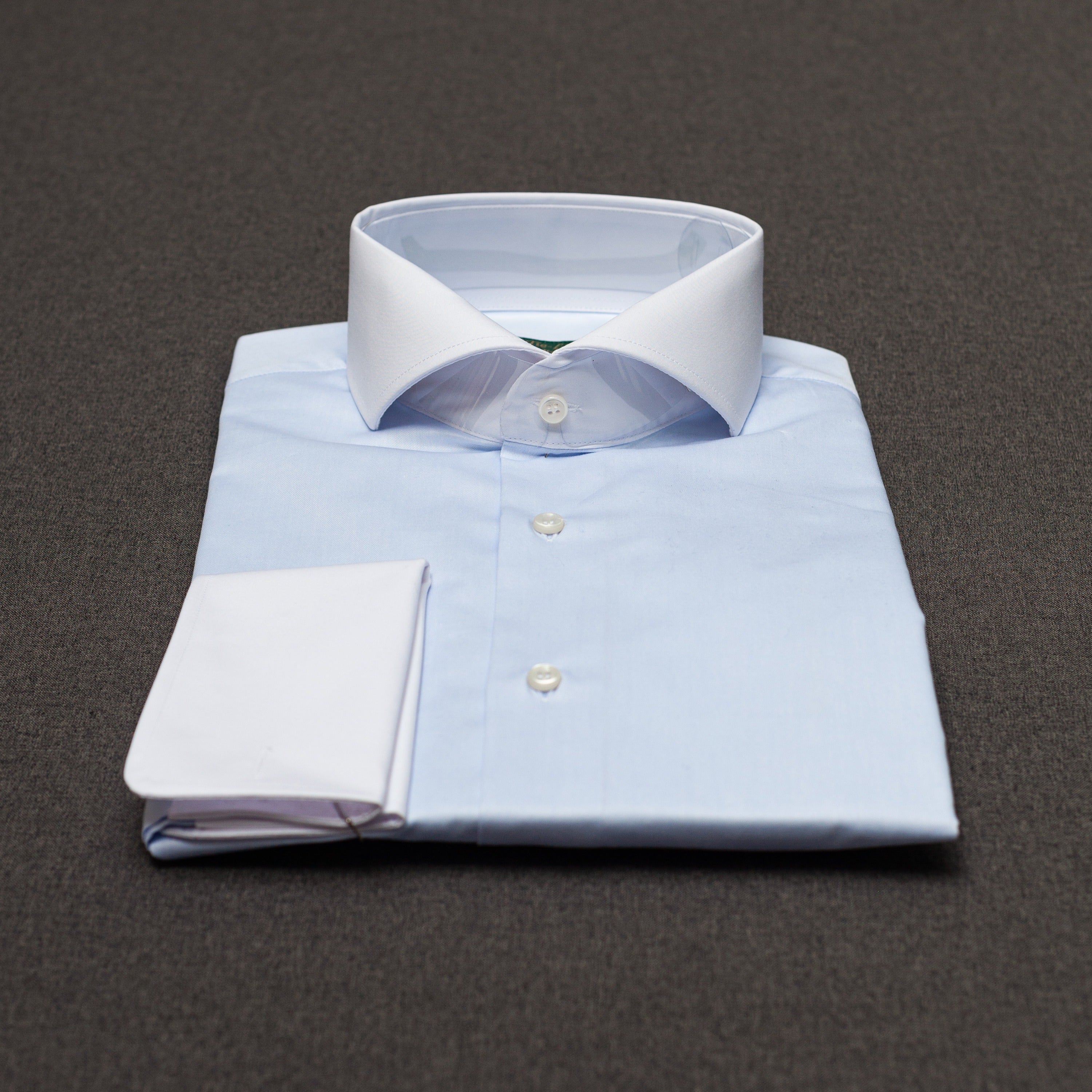 CAMISA DE VESTIR AZUL CUELLO BLANCO
