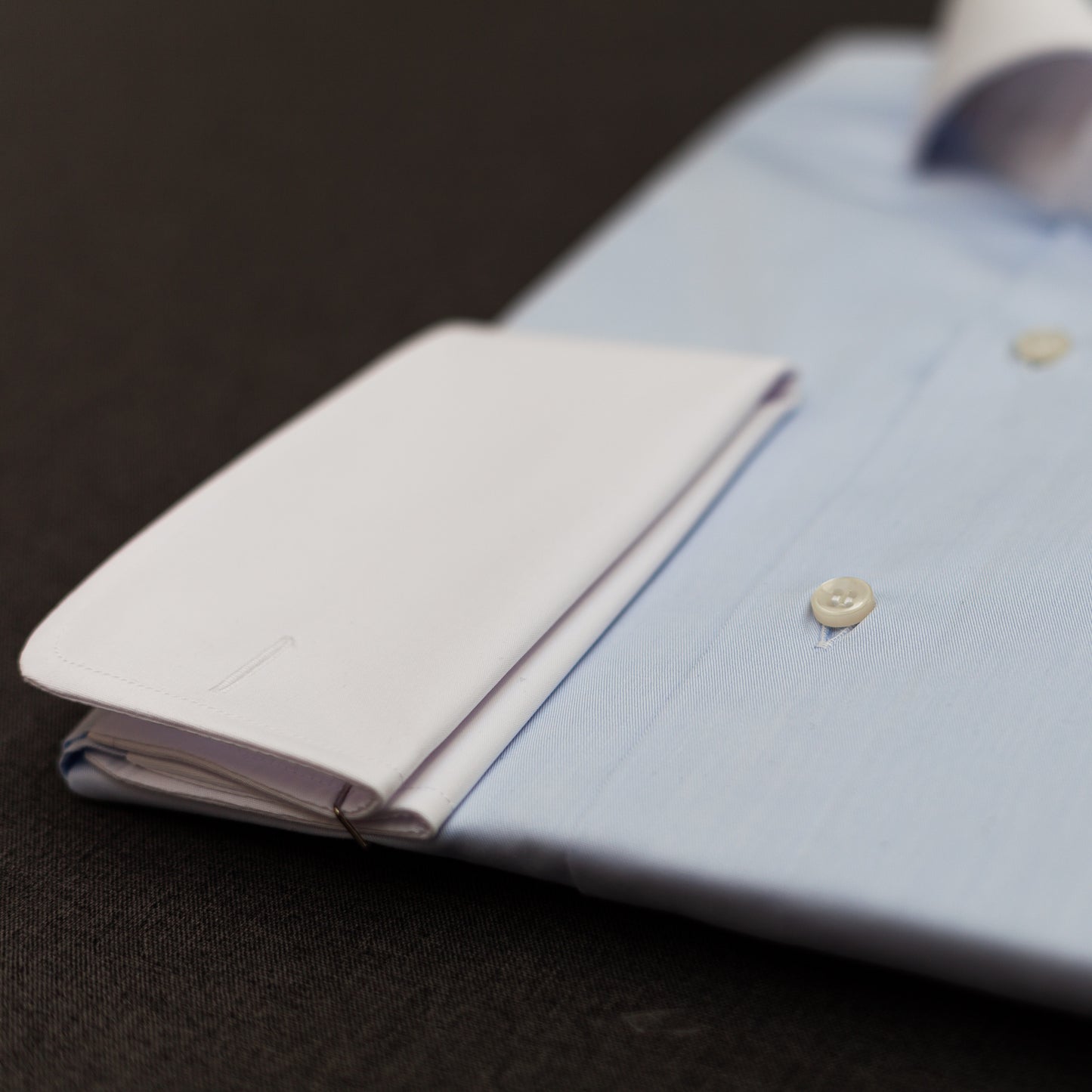 CAMISA DE VESTIR AZUL CUELLO BLANCO