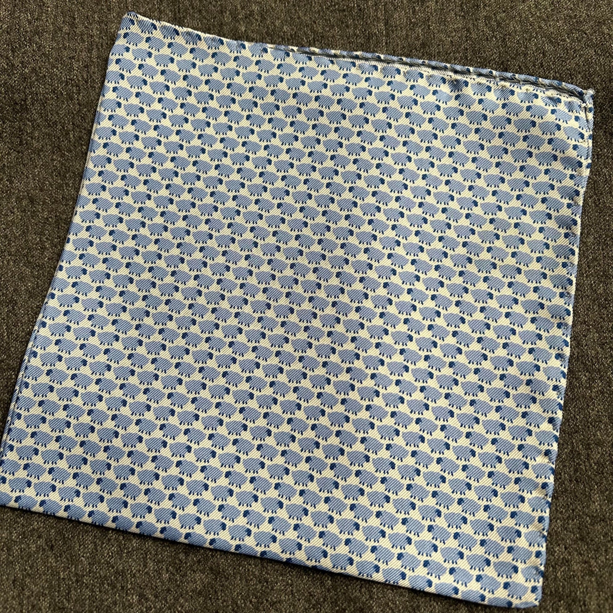 PAÑUELO SEDA CELESTE OVEJAS