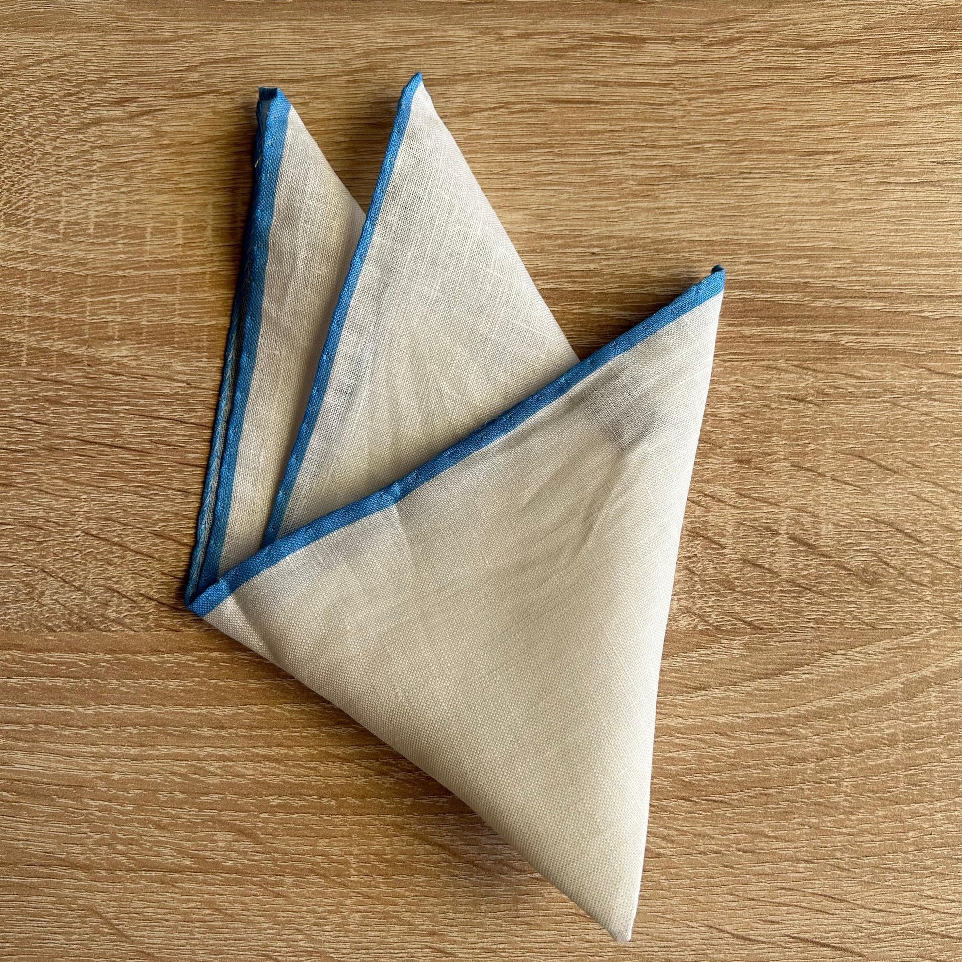 PAÑUELO LINO BLANCO FILO CELESTE